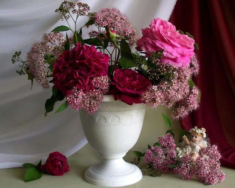 λουλούδια σε λευκό βάζο παζλ online