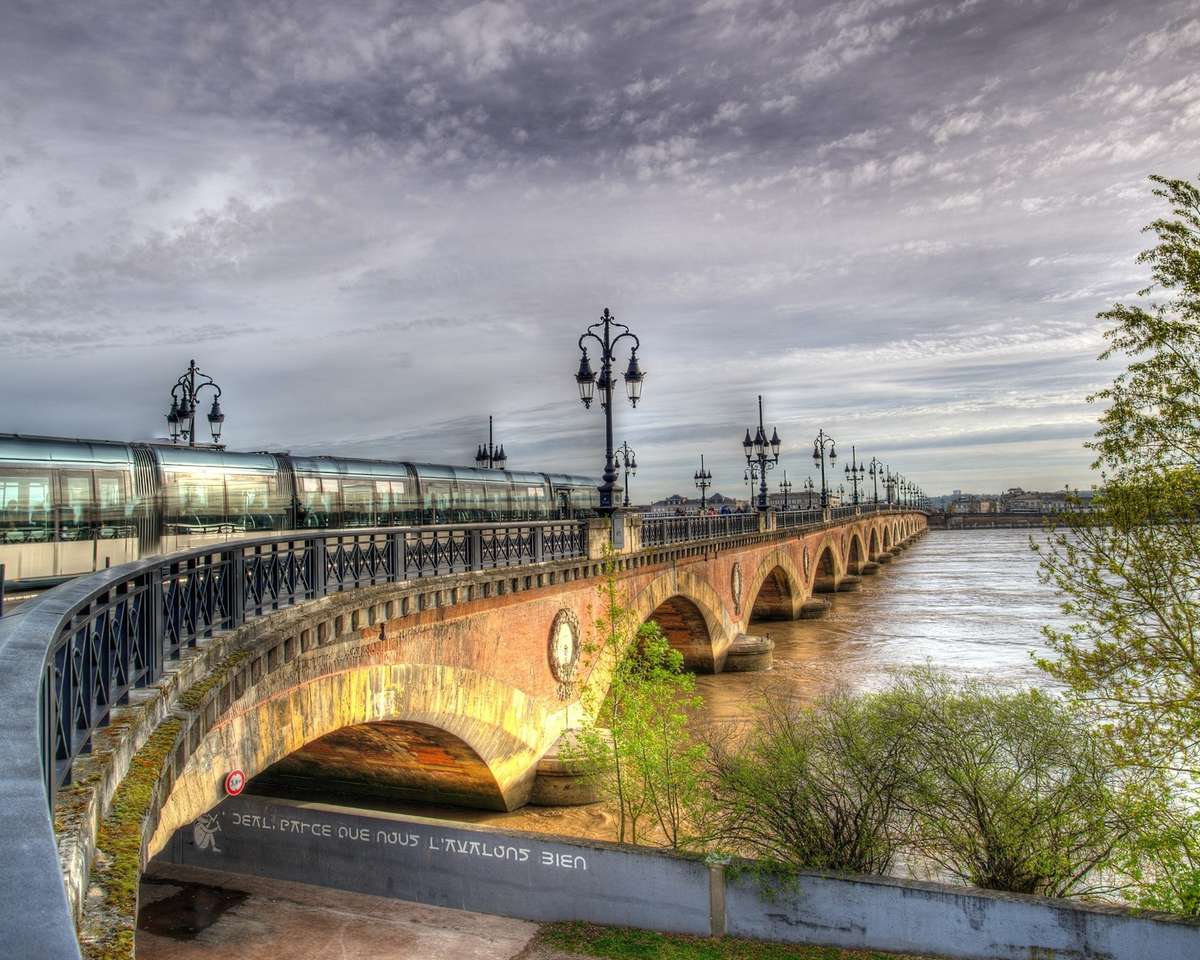 Трамвай на моста във Франция онлайн пъзел
