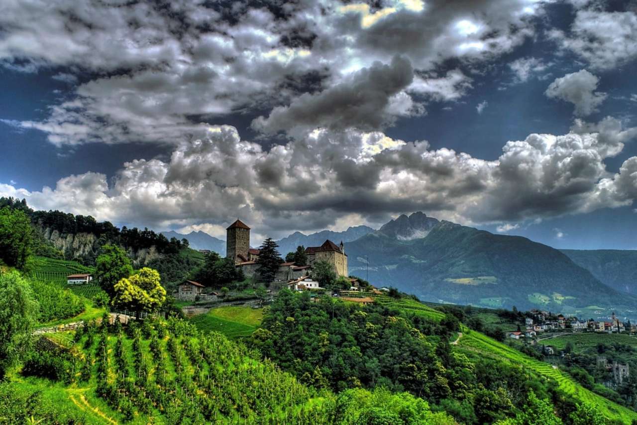 Itálie-hrad na svahu, ohromující krajina online puzzle