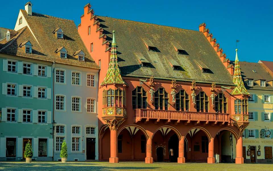 Бывшая ратуша во Фрайбурге (Германия) пазл онлайн