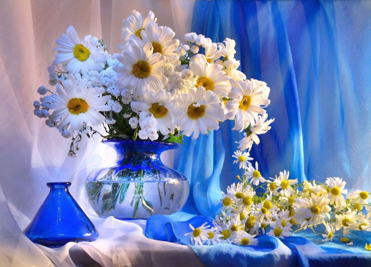 Camomile bouquet on a blue background, a wonderful sight online puzzle