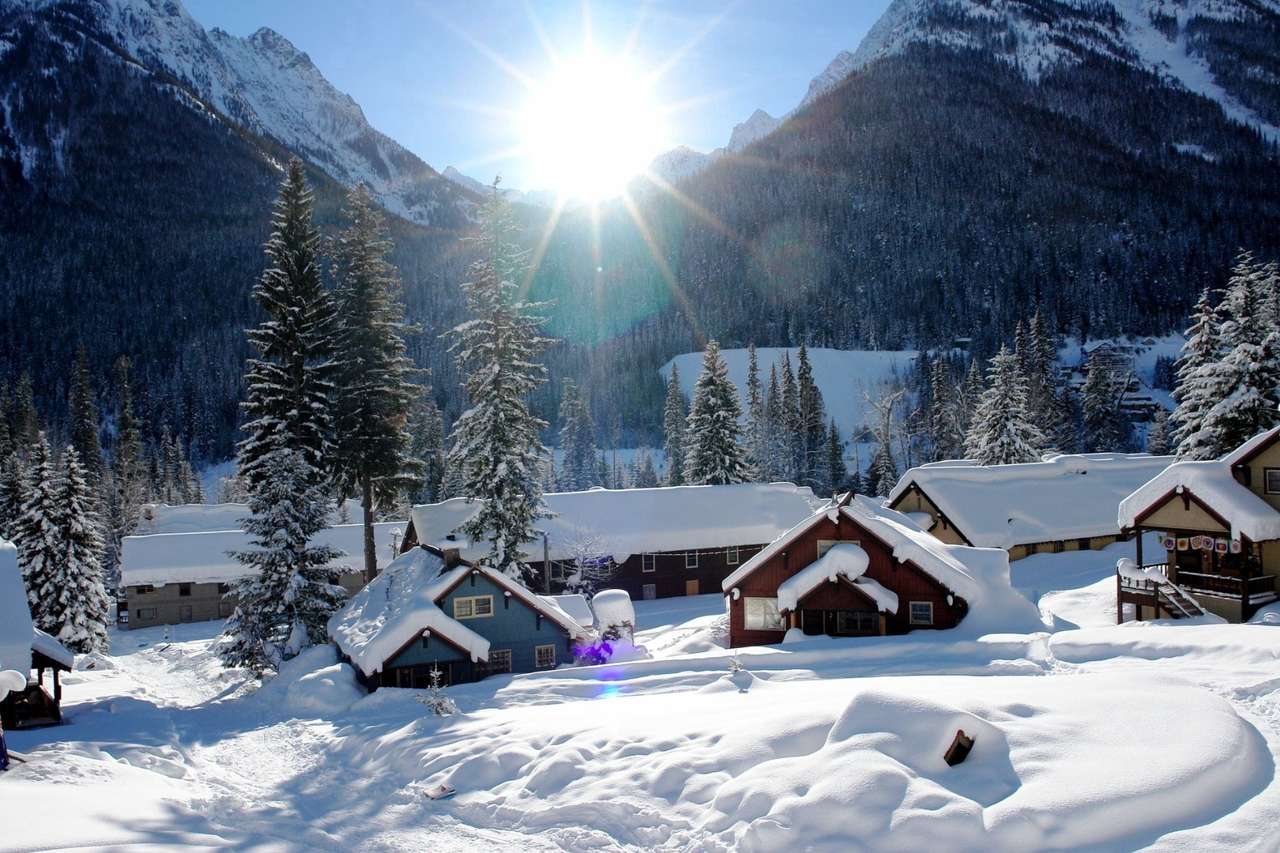 Χνουδωτός χειμώνας, ανατολή και σπιτάκια στα βουνά παζλ online
