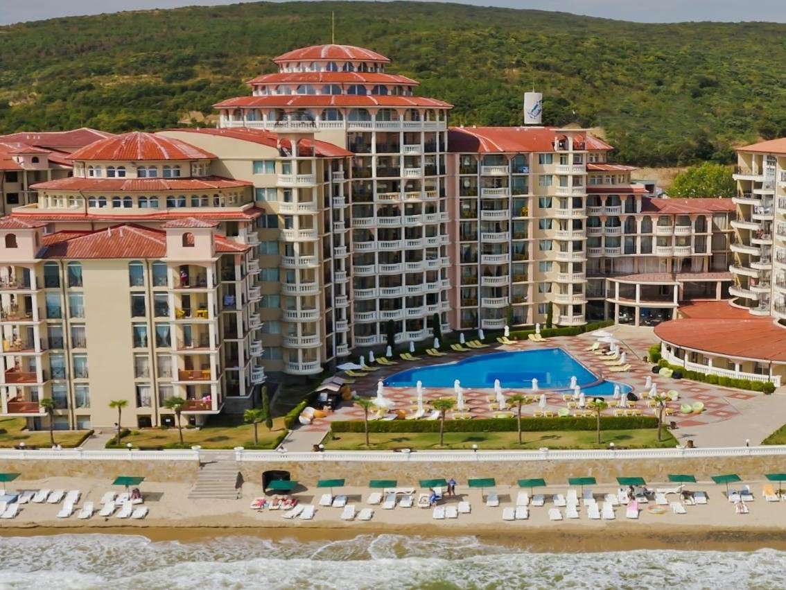 Een hotelresort met een strand in Bulgarije online puzzel