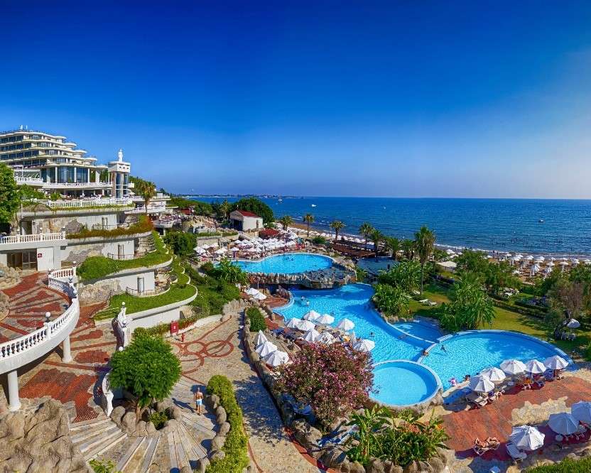 Pulyka. Kilátás a szállodára, medencével és a tengerre online puzzle