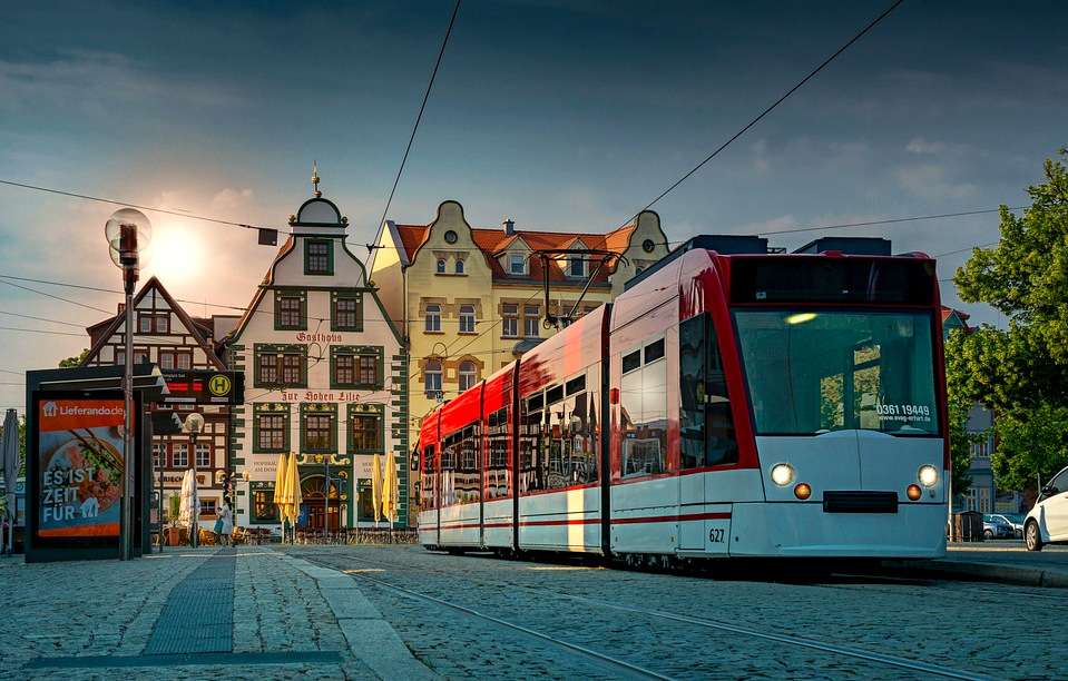 Straßenbahn auf dem Hintergrund alter Mietshäuser (Erfurt, Deutschland) Puzzlespiel online