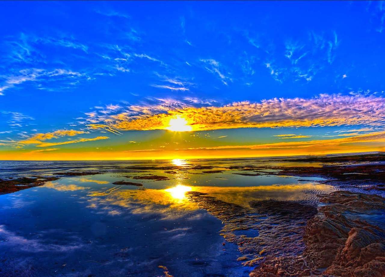 Die Schönheit des Himmels in der Farbe der untergehenden Sonne, ein Wunder Online-Puzzle