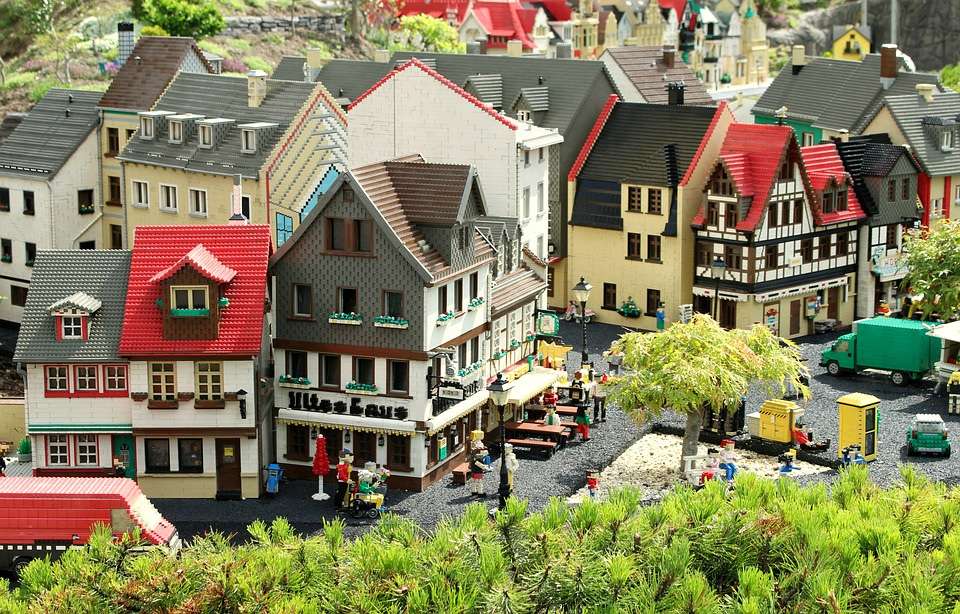 En stad gjord av legoklossar Pussel online