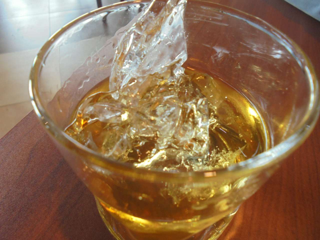 Whiskey with glacier ice in jigsaw puzzle online