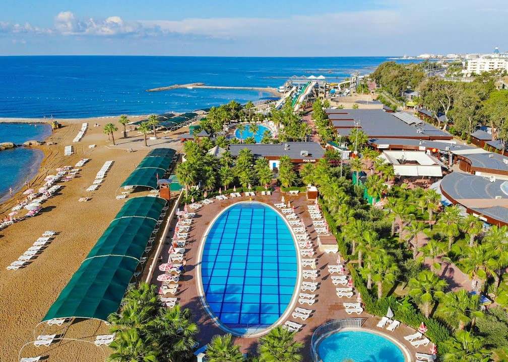 Tengerpart szállodákkal a tenger mellett kirakós online