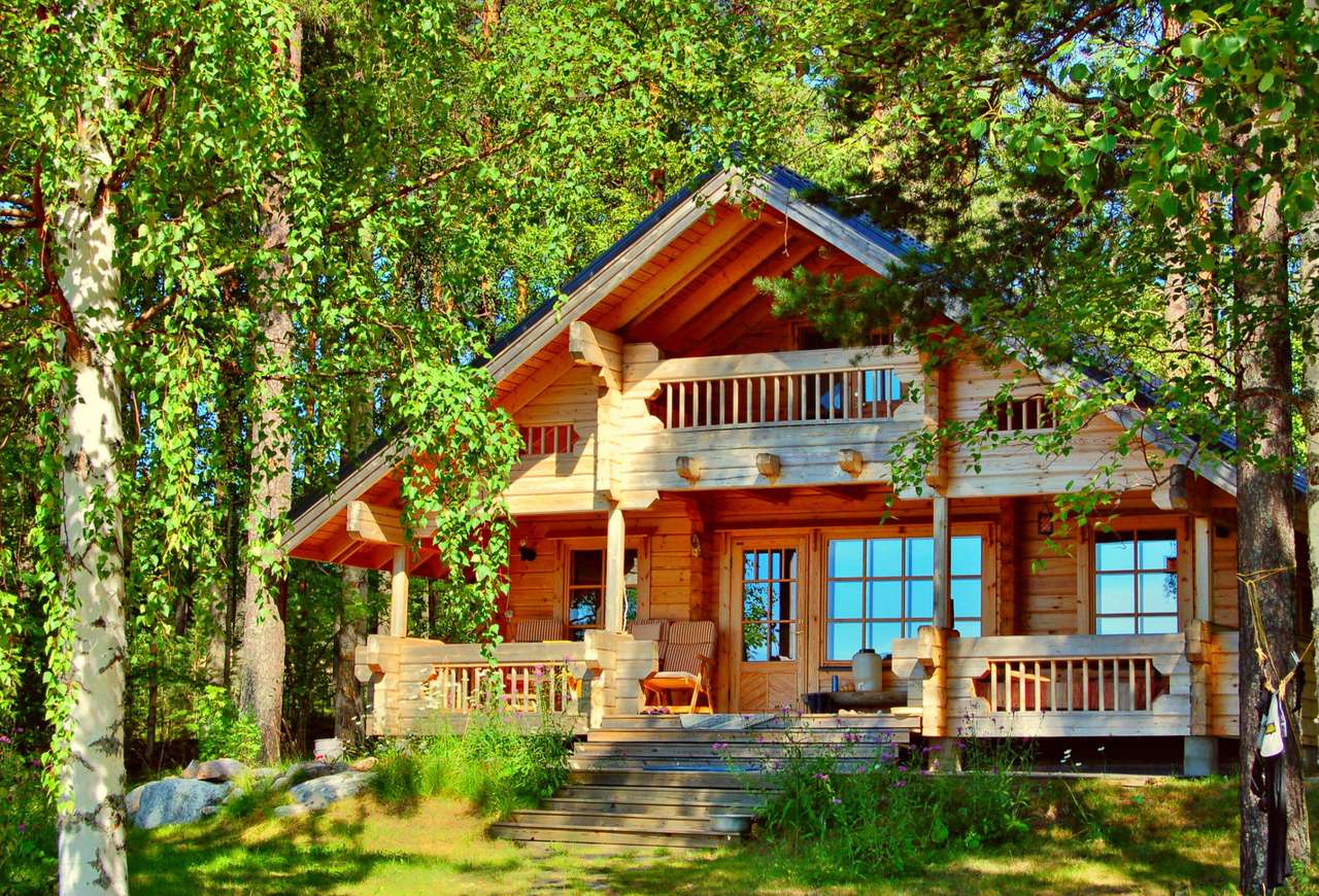 Una casa de fin de semana de madera entre los árboles. rompecabezas en línea