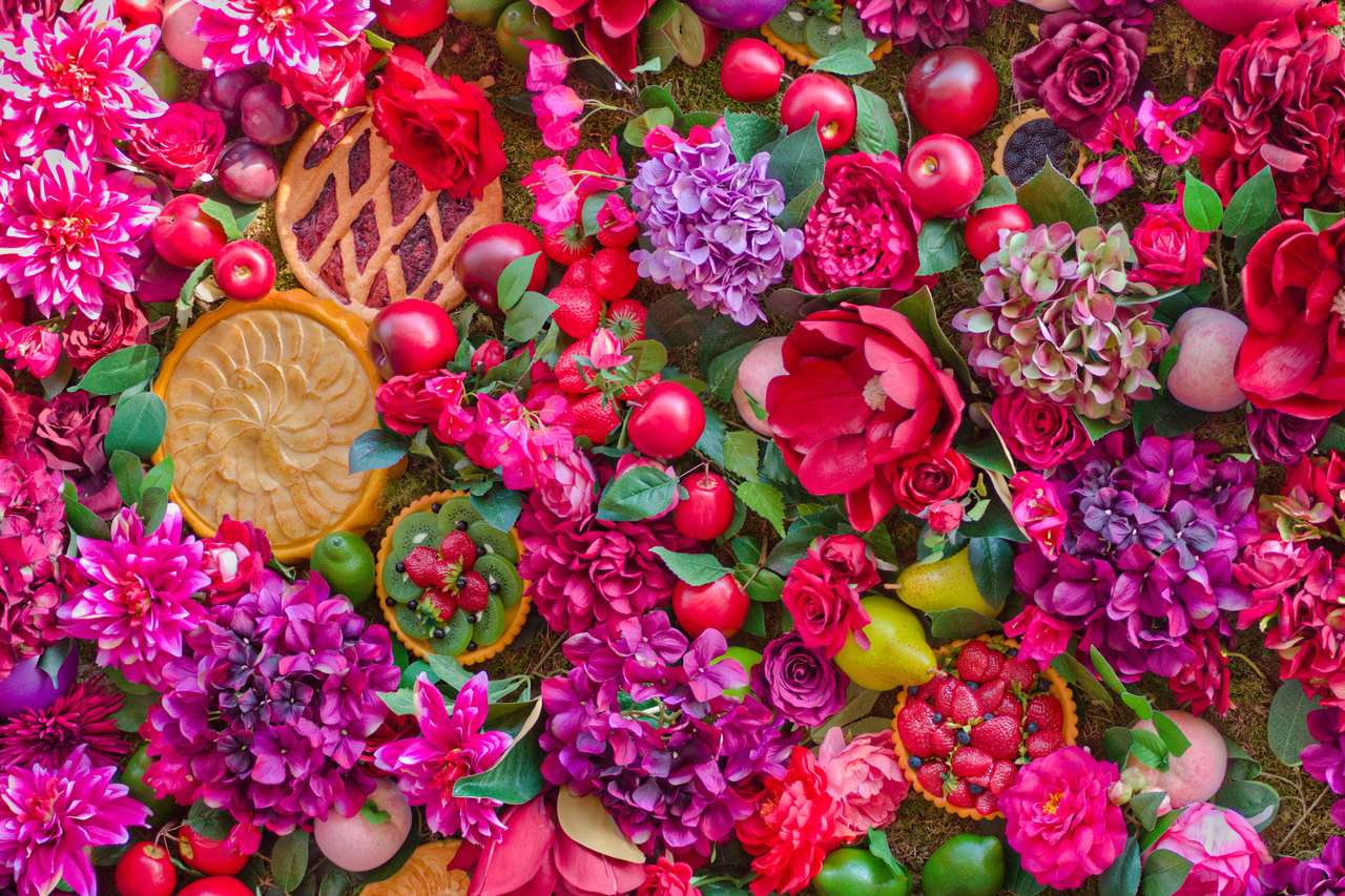 Fruits d'été parmi de belles fleurs puzzle en ligne
