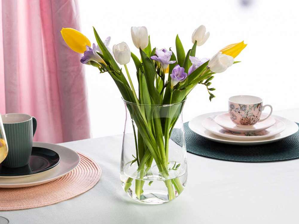 Tulipanes en un florero de cristal rompecabezas en línea