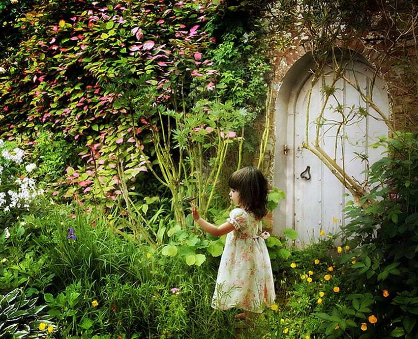 Klein meisje in een betoverde tuin legpuzzel online