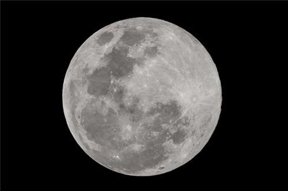 Луна Луна Луна онлайн пъзел