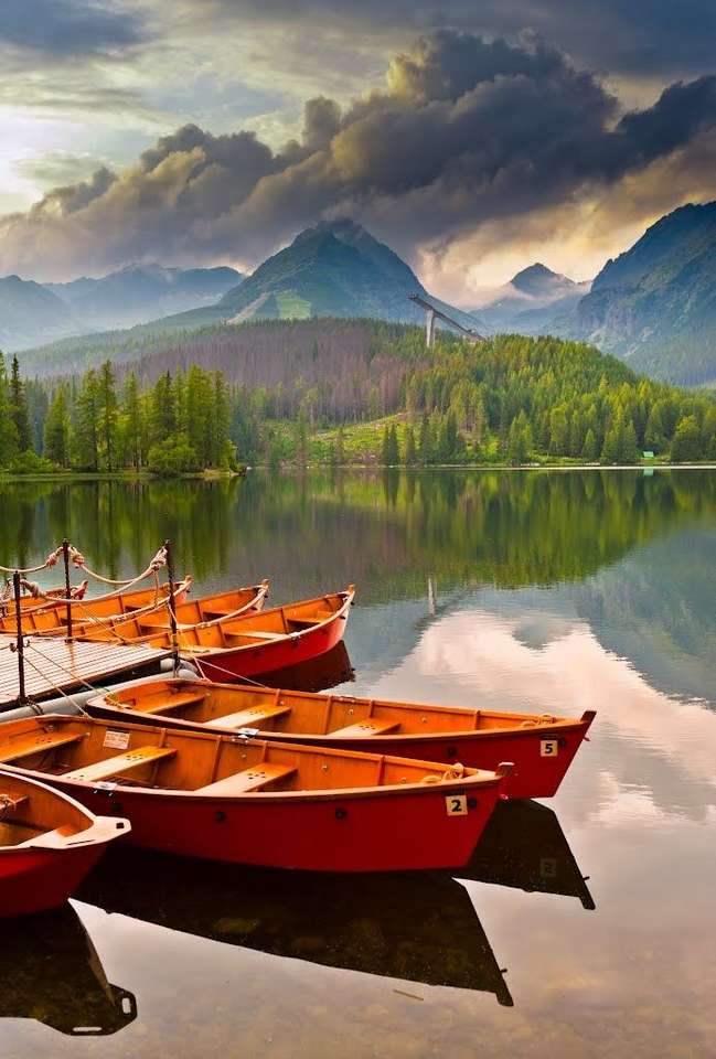 Лодки пришвартованы на озере пазл онлайн