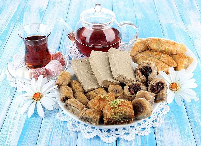 Turecký lahodný čaj a muffiny, rohlíky chalva online puzzle