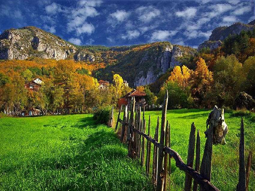 Пейзаж на планинско селище и вечна ограда онлайн пъзел