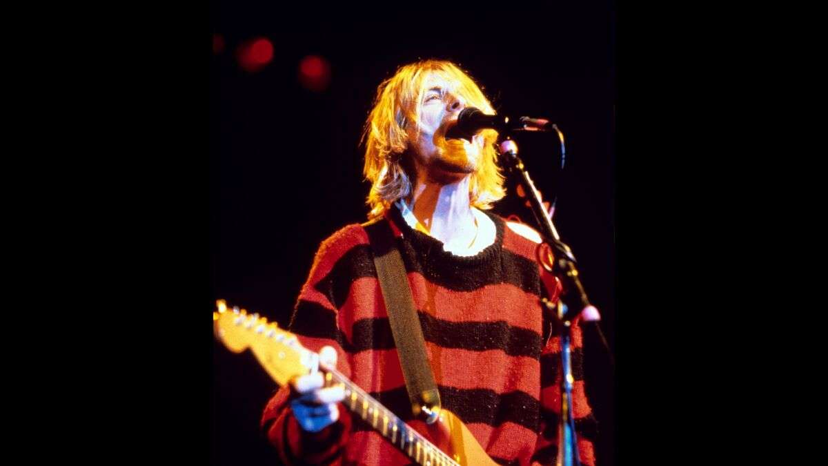 Kapela Nirvana s Kurtem hrajícím na kytaru online puzzle