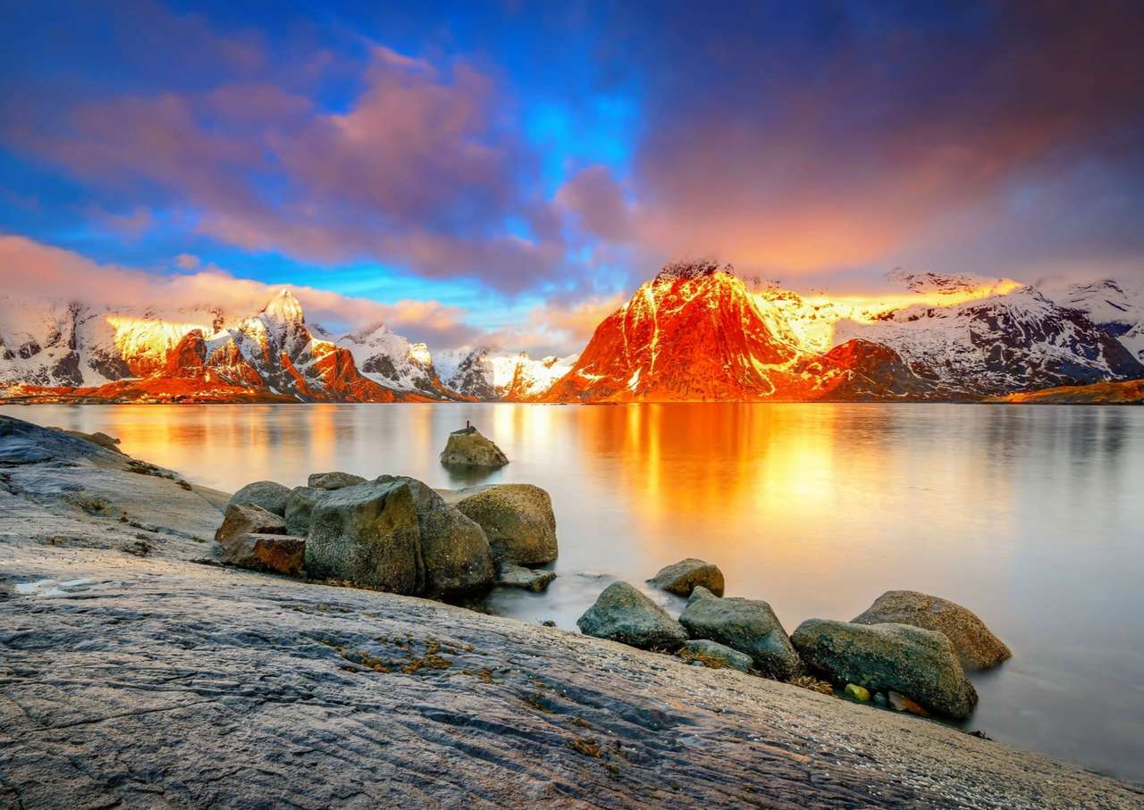 Montagnes dorées '' de feu '' au milieu de l'hiver puzzle en ligne