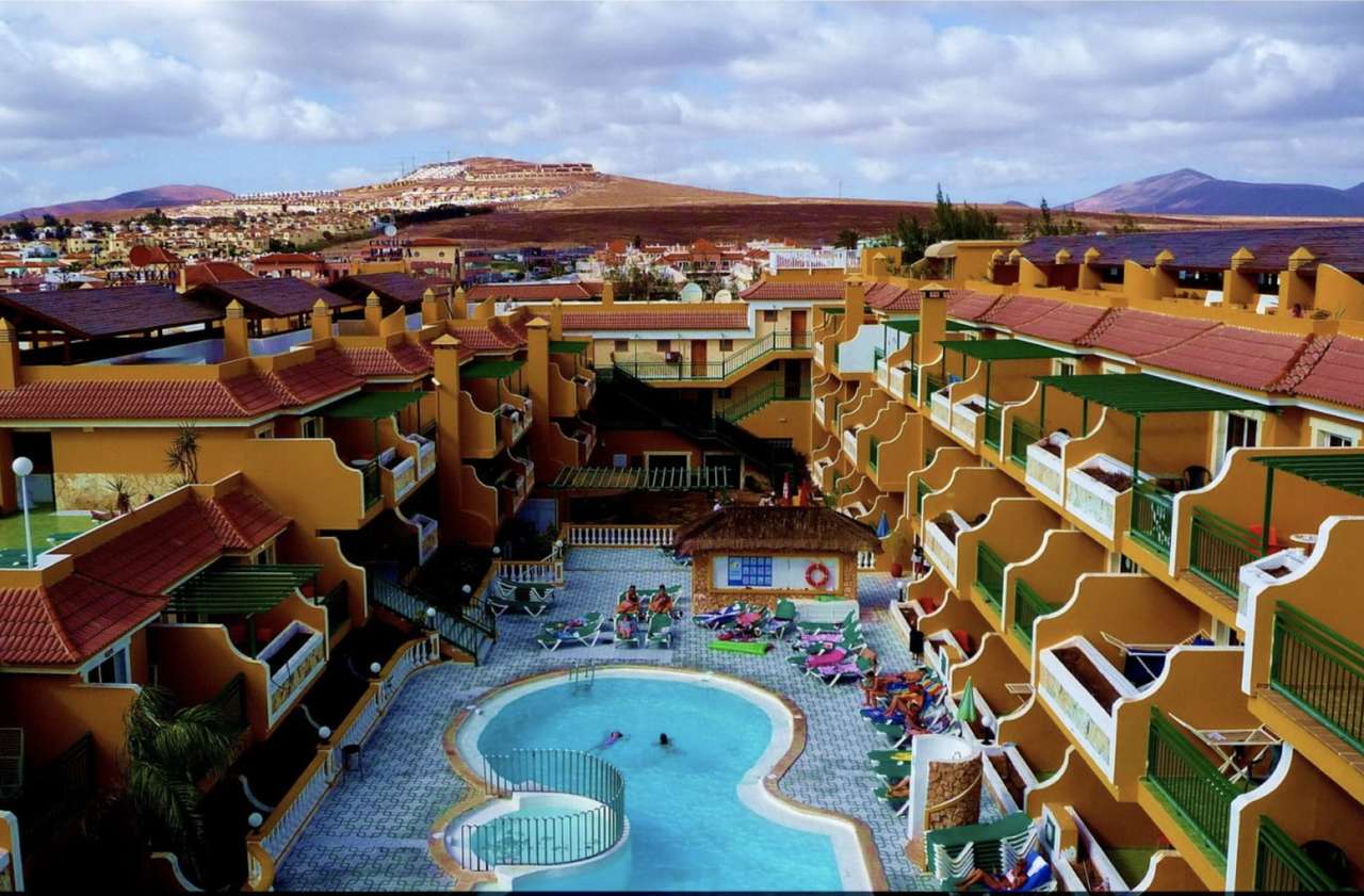 Красивое место с бассейном на пустынном курорте онлайн-пазл