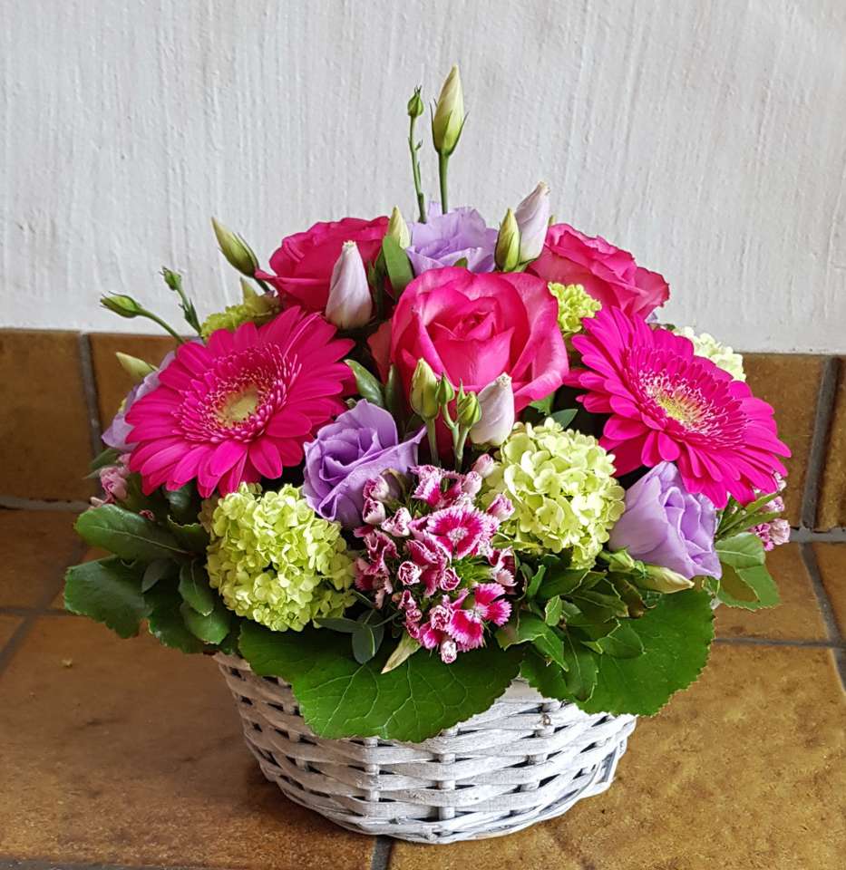 Цветы в плетеной корзине онлайн-пазл
