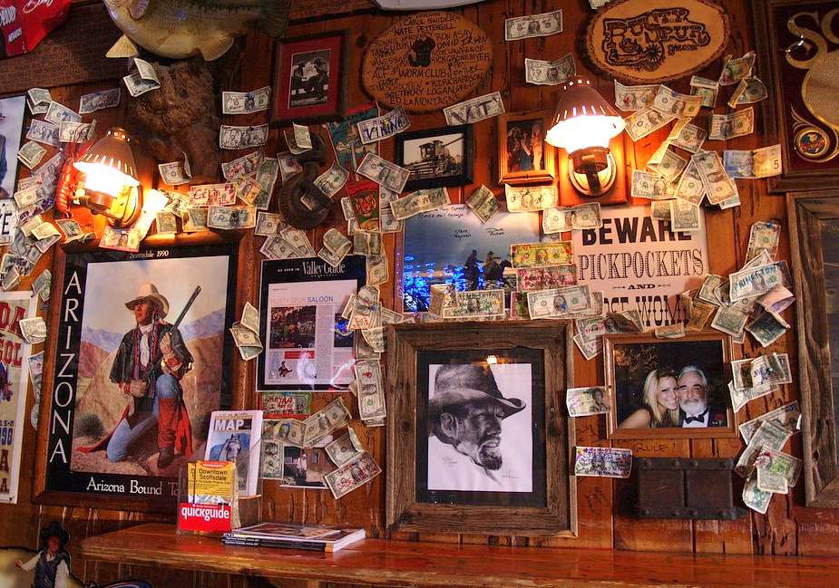 Удивительная коллекция в салоне Rusty Spur Saloon (Аризона) пазл онлайн