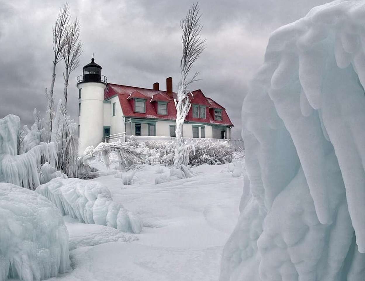 Lighthouse wrapped in strong salty frost online puzzle