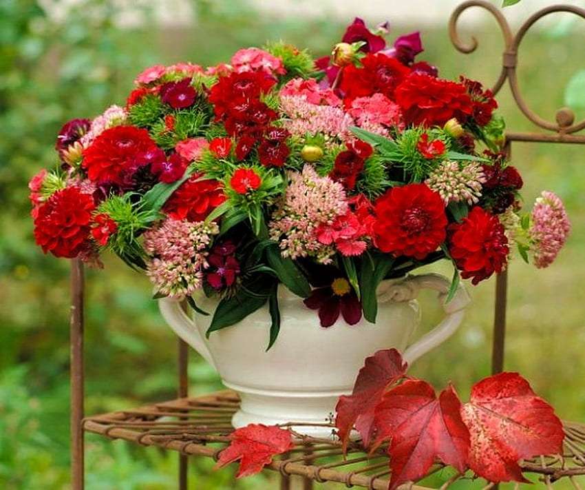 Un bouquet straordinariamente bello in un vaso come un vaso puzzle online