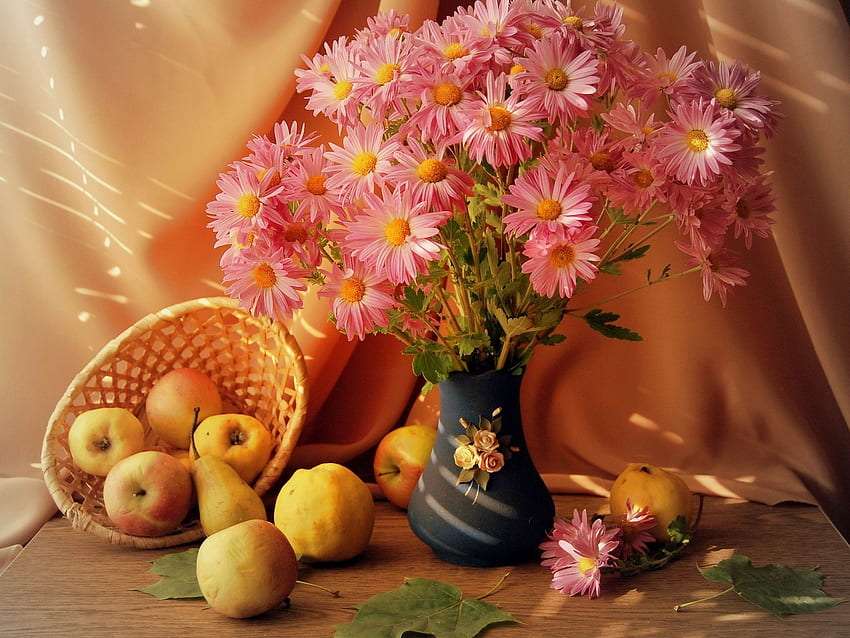 Blom- och fruktarrangemang och en vacker vas pussel på nätet