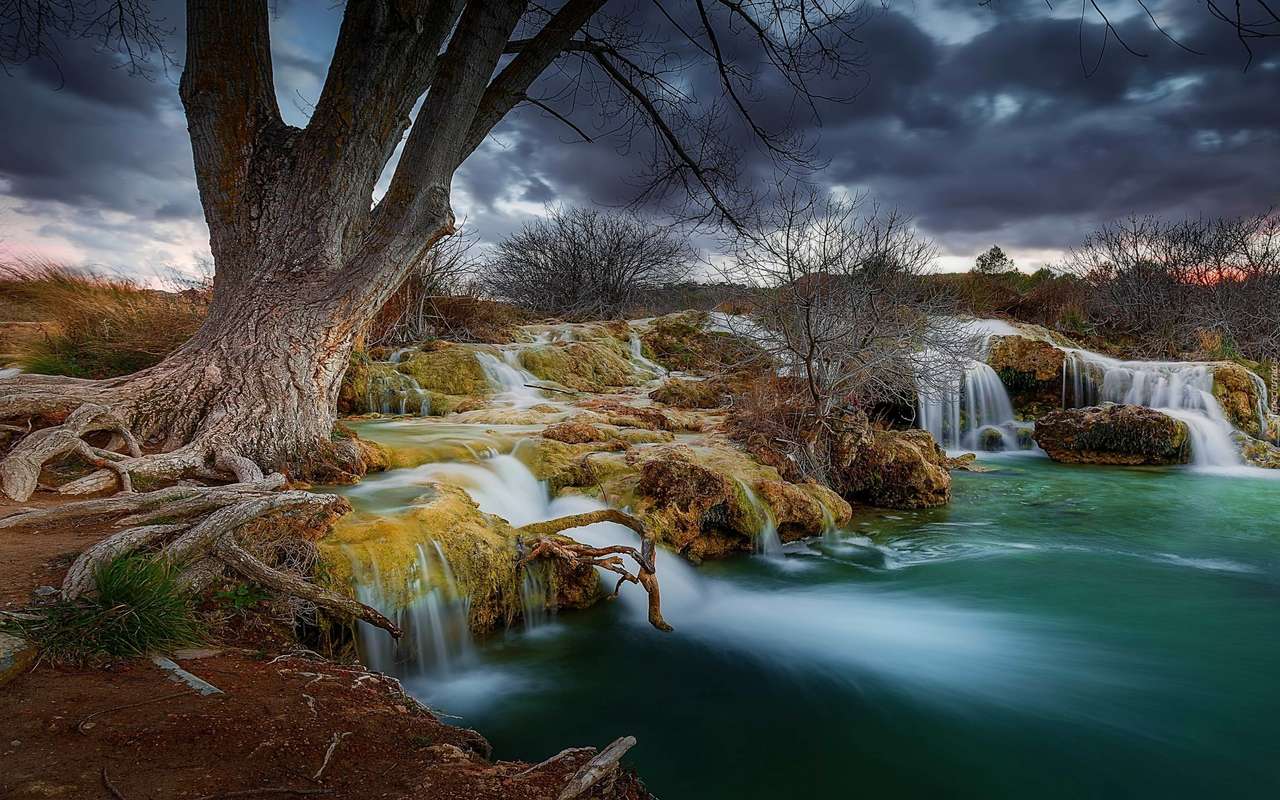 Waterfall falling into the lake jigsaw puzzle online