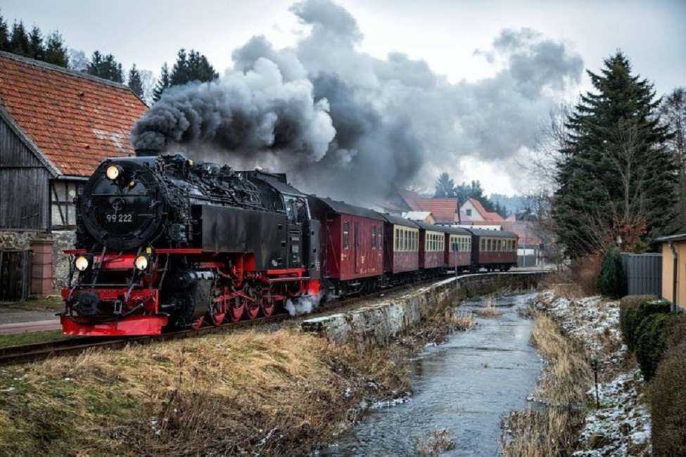 černý a červený parní vlak skládačky online