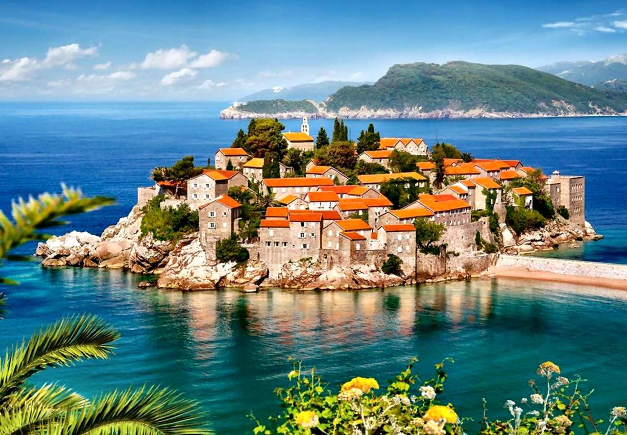 Montenegro nära Budva - en del av staden på en stenig ö pussel på nätet
