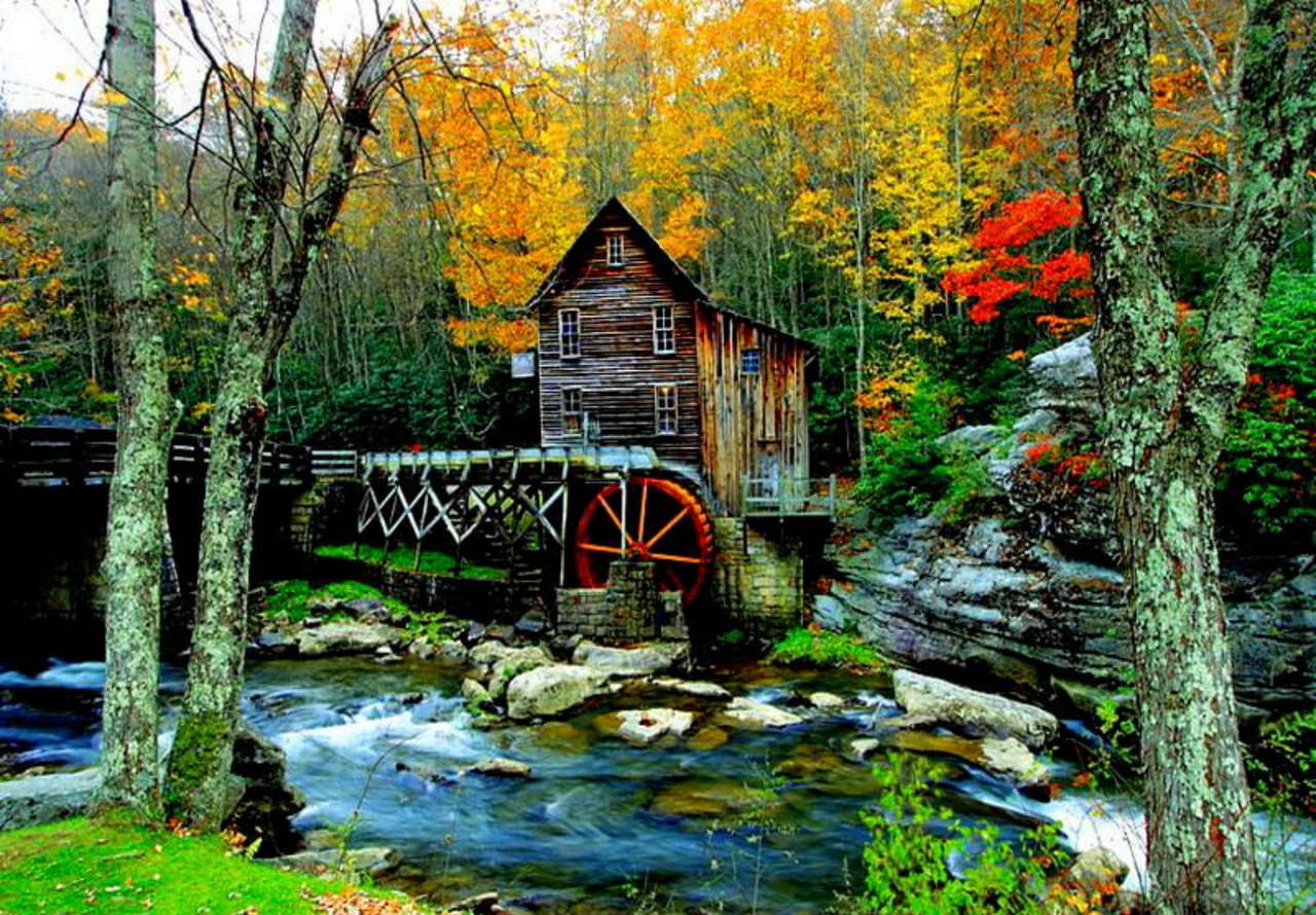 Um moinho histórico da floresta por um riacho rápido puzzle online