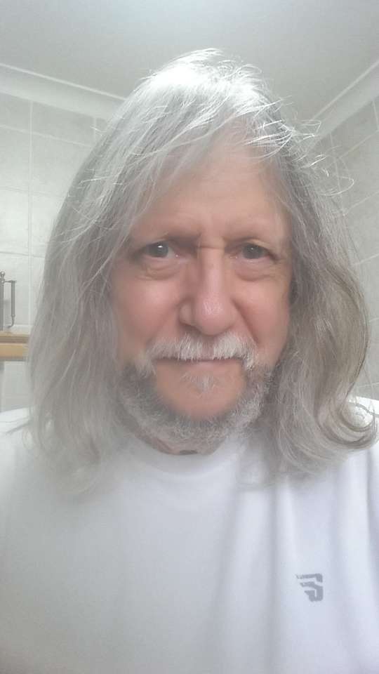 Γέρος που μεγαλώνει τα μαλλιά του! online παζλ