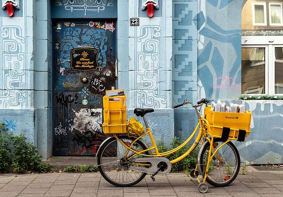 Postakerékpár a ház bejárata előtt kirakós online