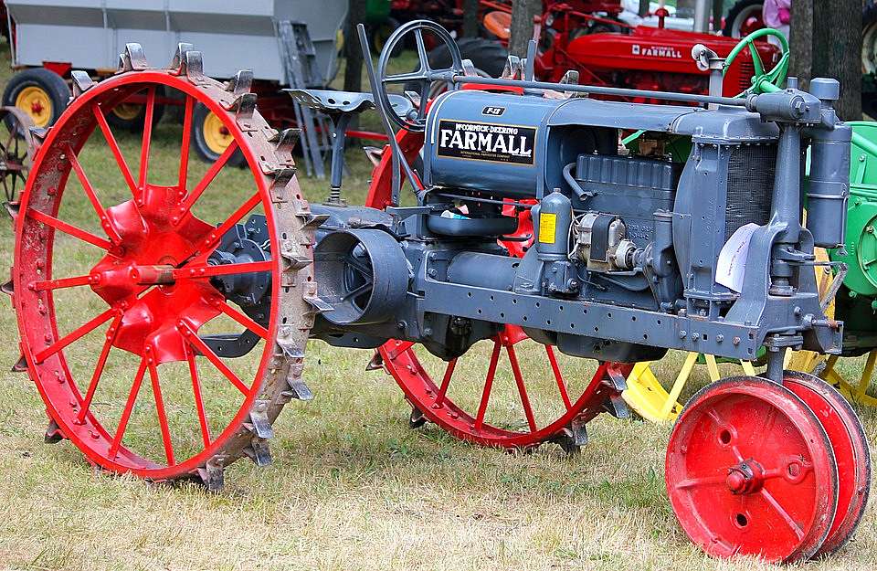Vintage tractor uit de Farmall-serie legpuzzel online