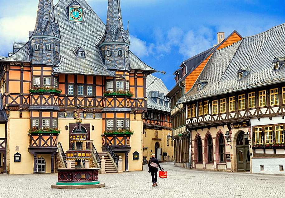 Praça da cidade com um poço (Wernigerode, Alemanha) quebra-cabeças online