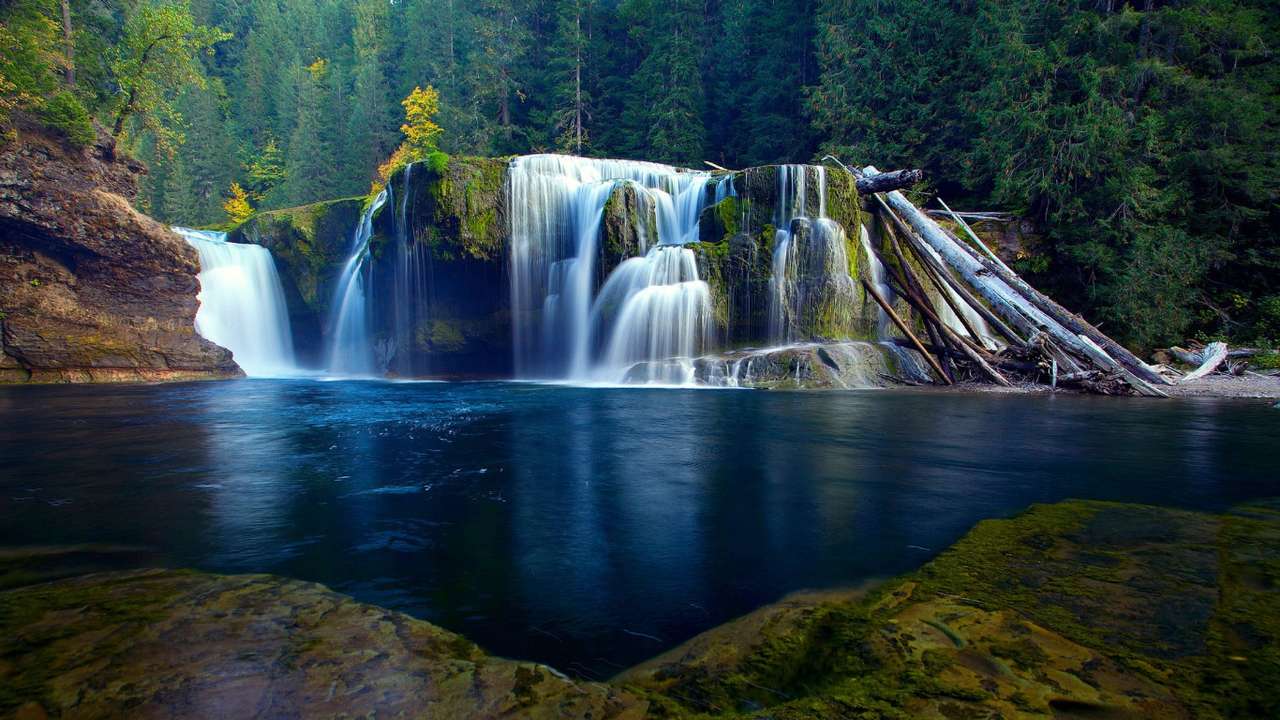 vackert vattenfall i skogen Pussel online