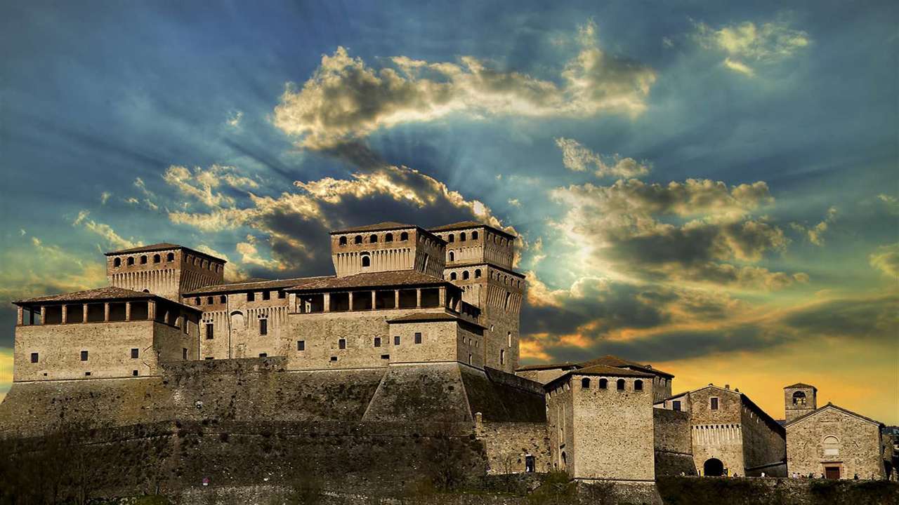Torrechiara kastély Olaszországban online puzzle