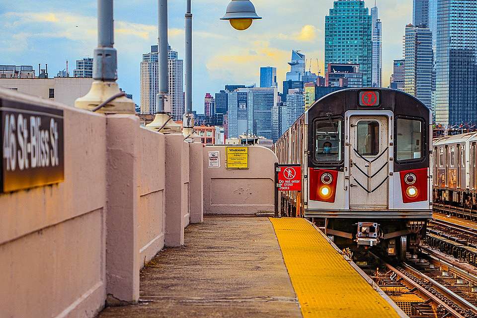 Наземна станція метро в Нью-Йорку онлайн пазл