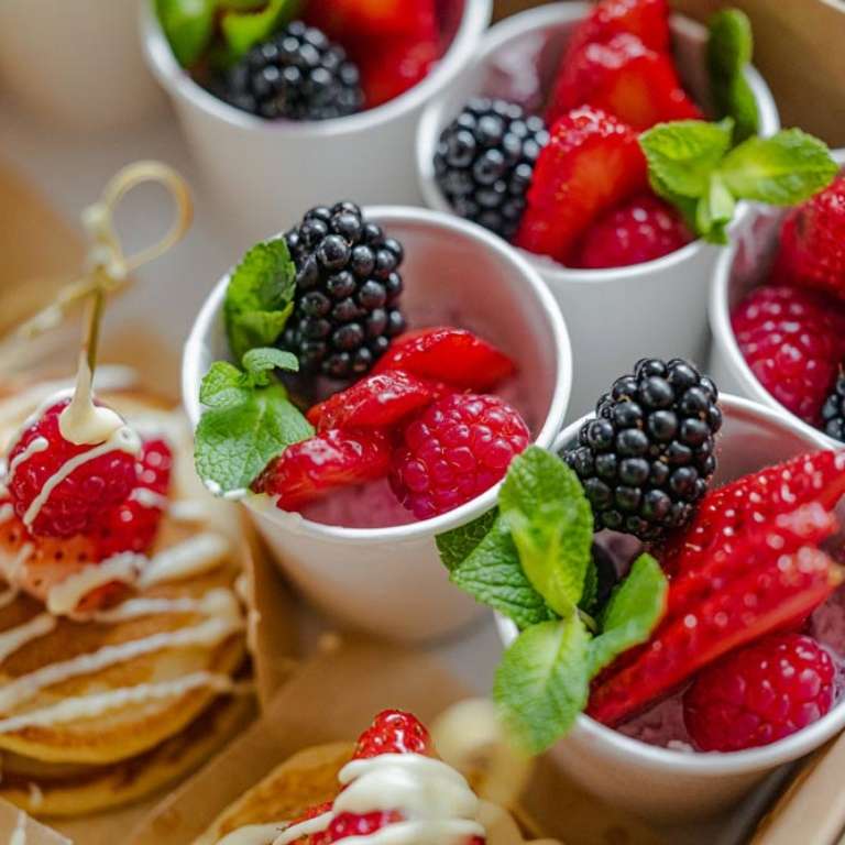 Ostružiny a maliny přidané do dezertů skládačky online