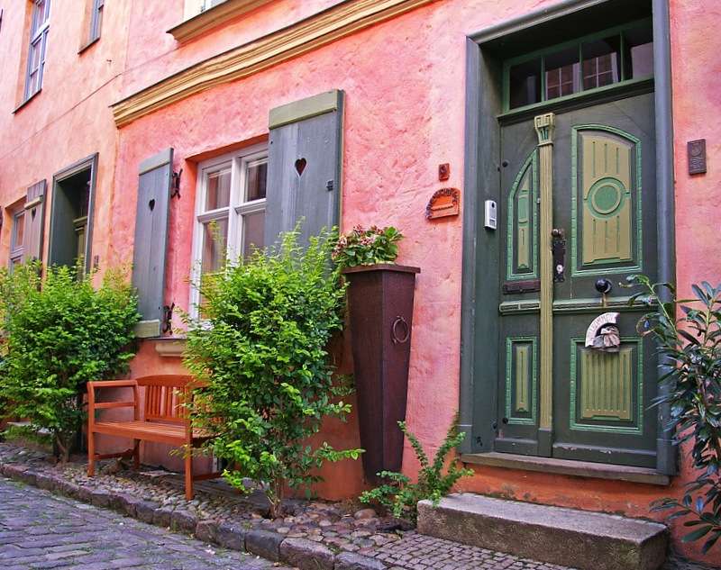 Rózsaszín sorházak Stralsund történelmi városában online puzzle