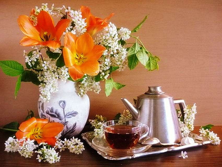 Очаровательный букет в красивой вазе, чайник и чай пазл онлайн