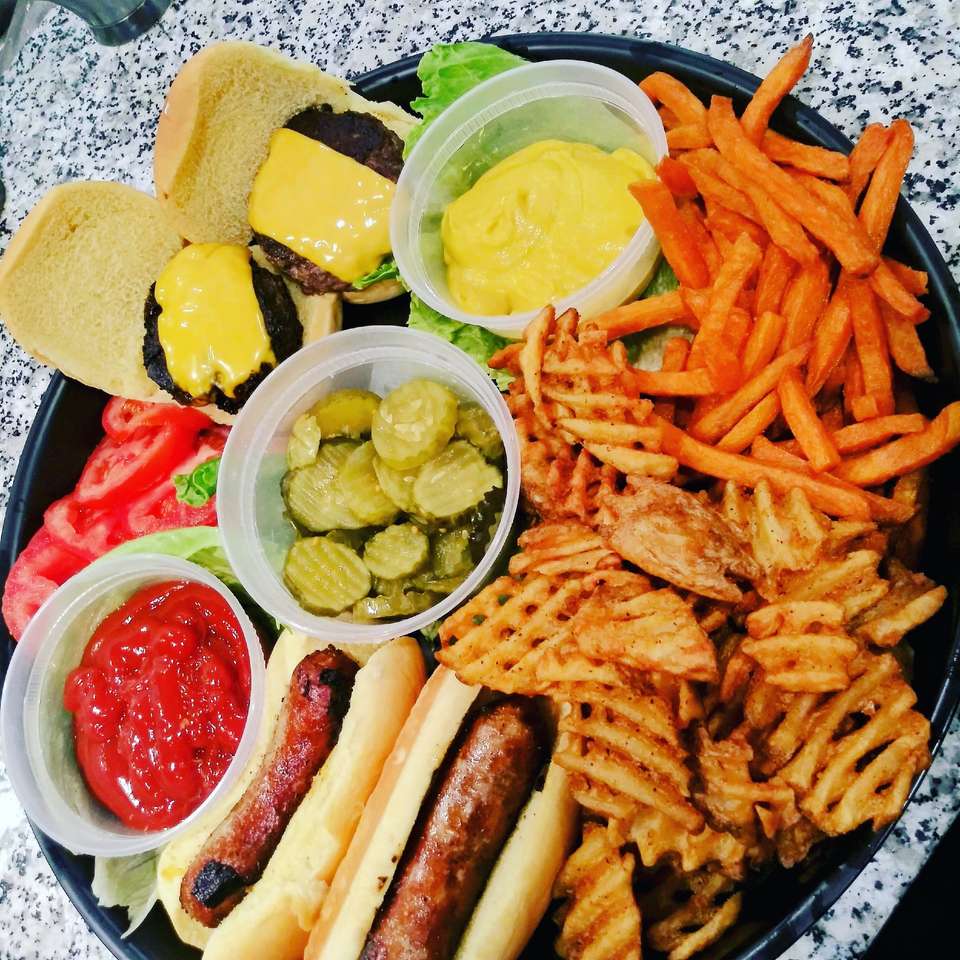 Тарелка с хот-догом и чизбургером пазл онлайн