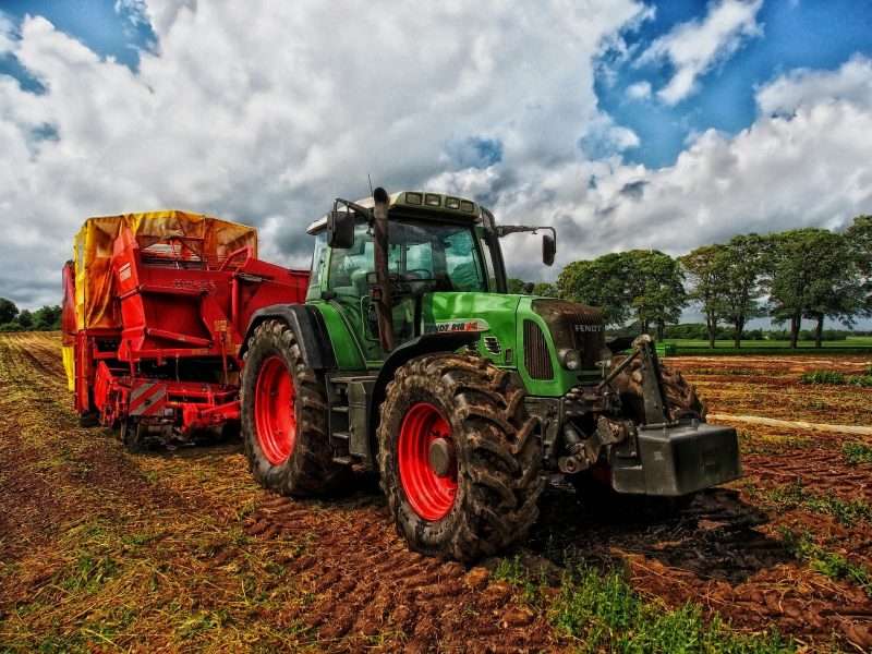 Mezőgazdasági gép szántóföldi munka közben kirakós online