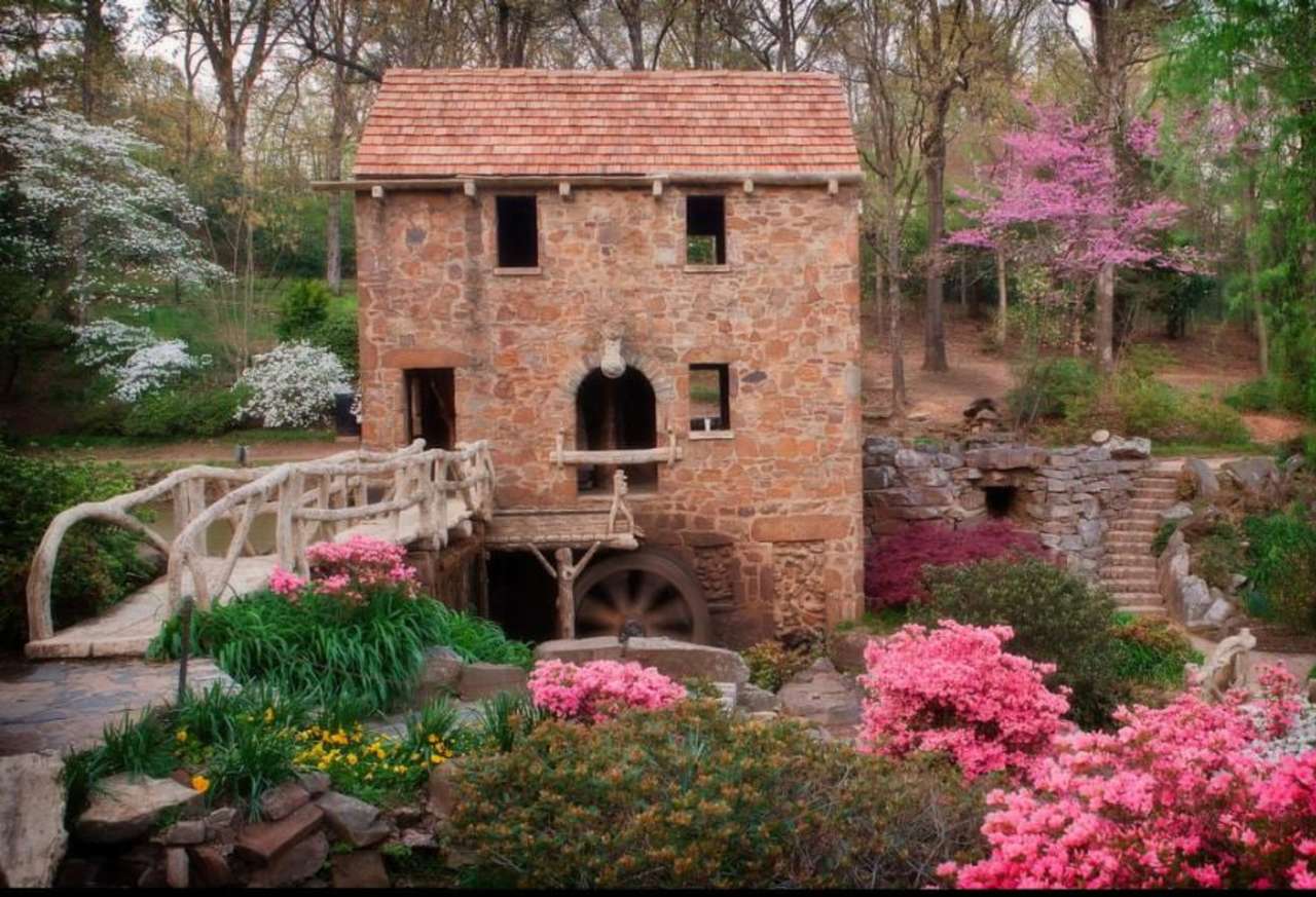 Een historische stenen molen in een prachtige parktuin online puzzel