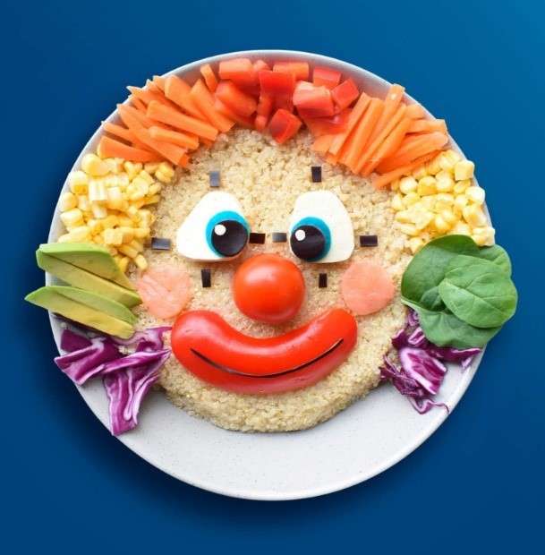 Клоун на тарелке для ребенка пазл онлайн