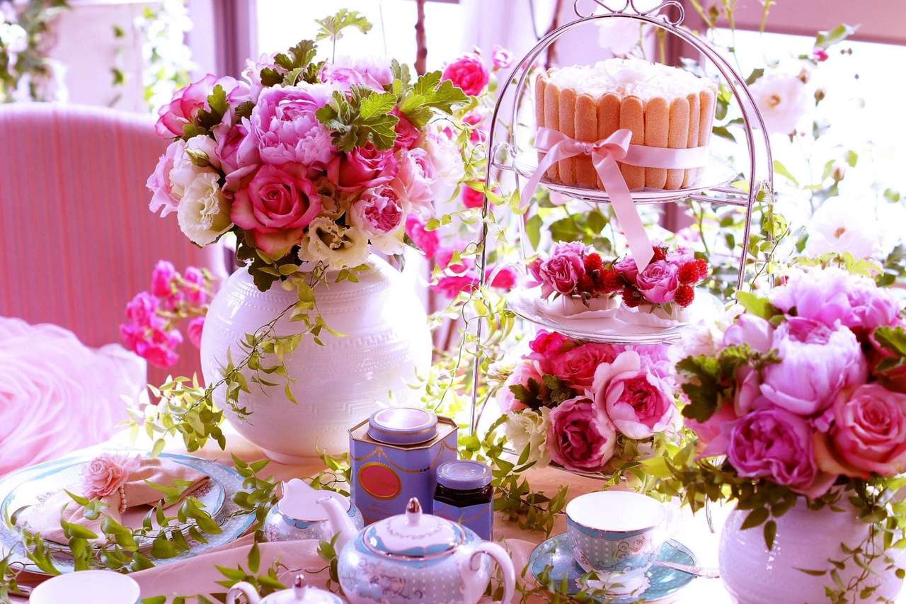 Frumusețea ceaiului de primăvară pe o terasă însorită puzzle online