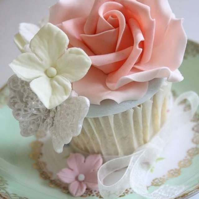 Cupcake με κρέμα και γλάσο παζλ online
