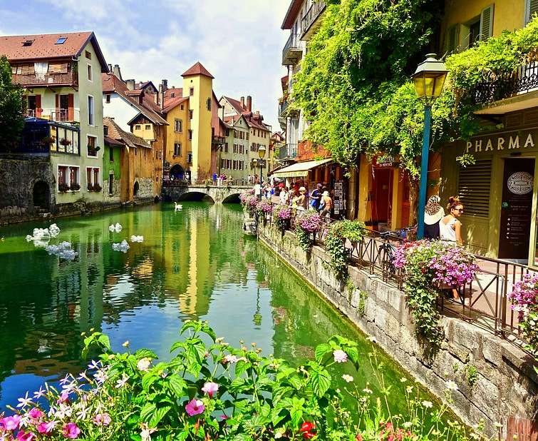 Jeden z mnoha vodních kanálů v Annecy (Francie) skládačky online